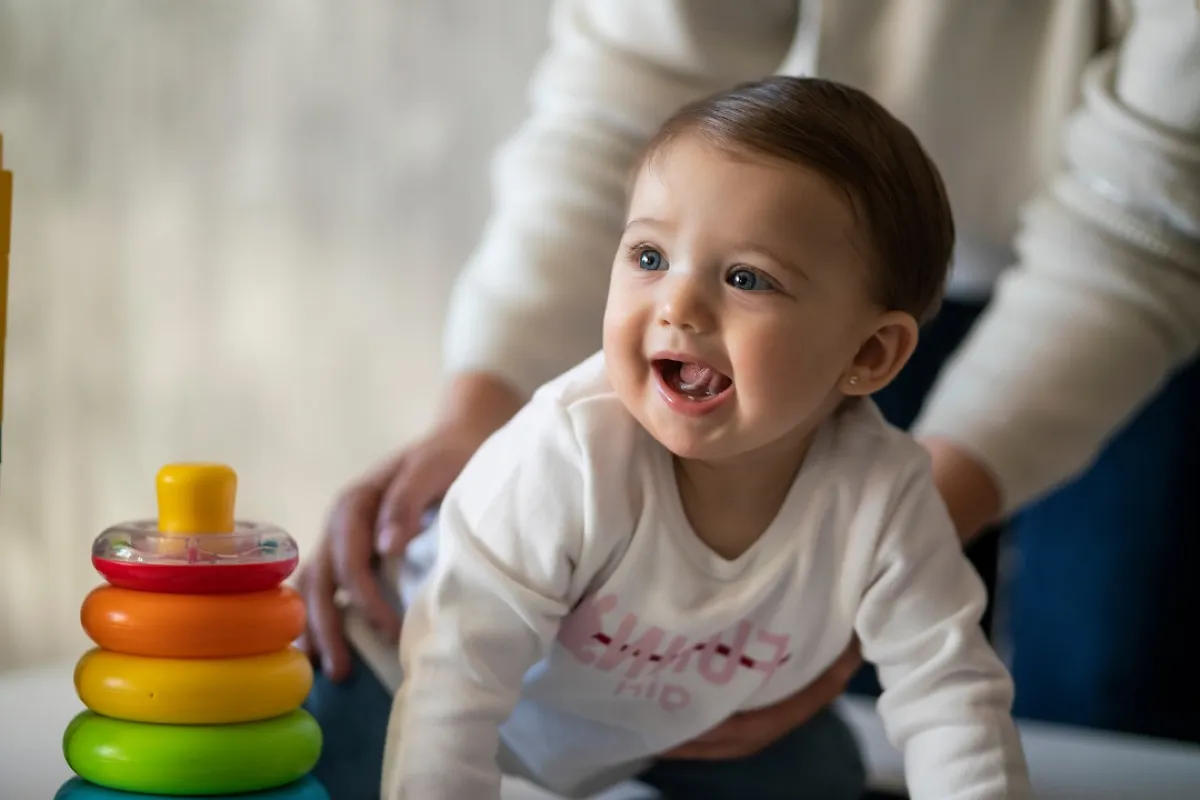 صورة لطفل يحبو