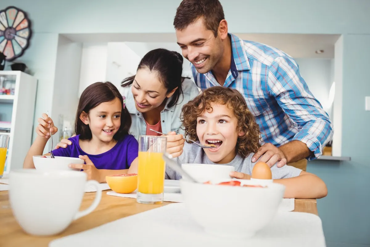 صورة لعصير البرتقال يزين مائدة الطعام