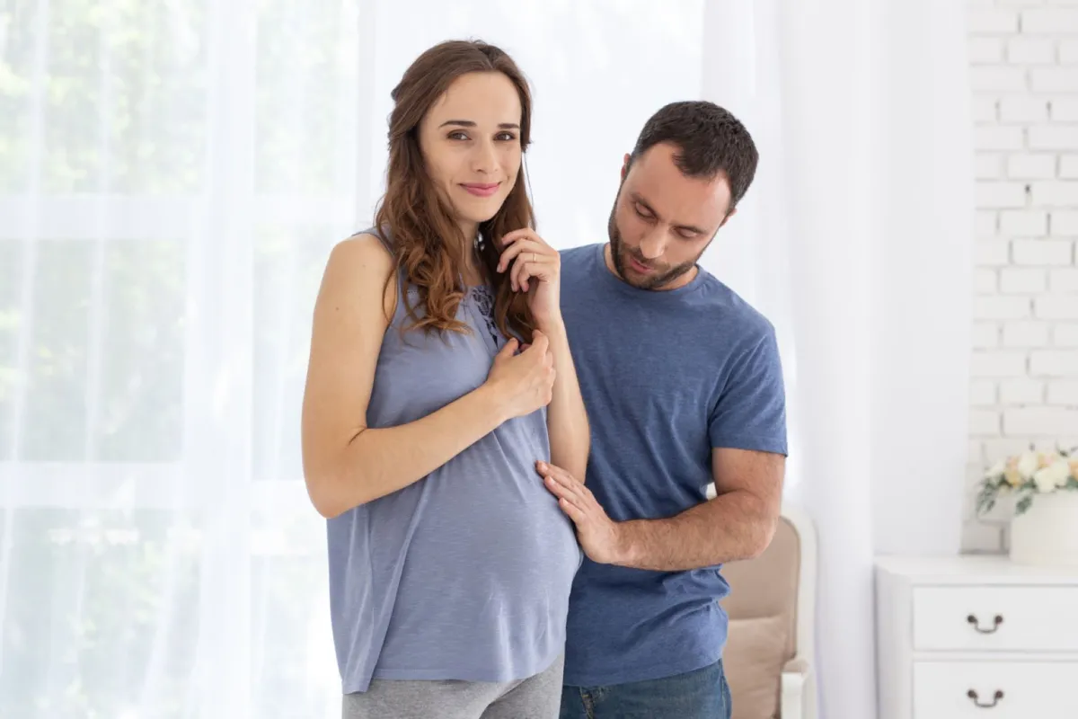 صورة لحامل مع زوجها