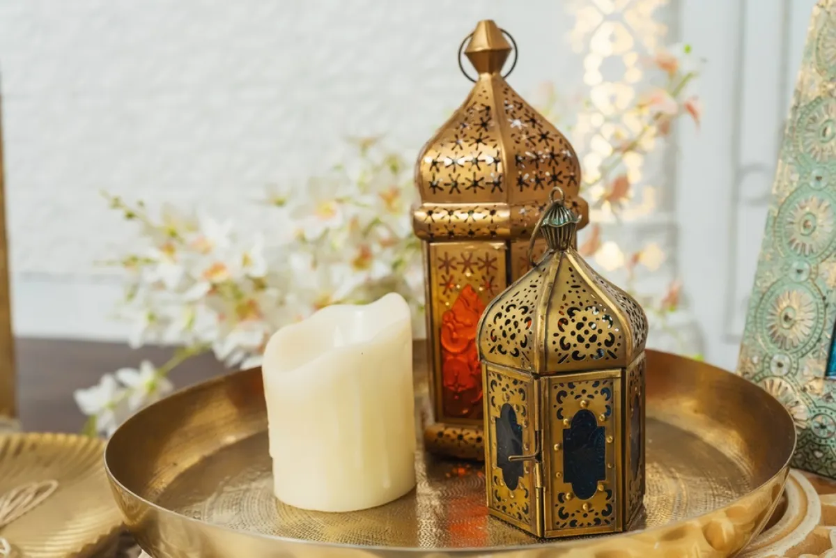 الفوانيس والشموع من عناصر زينة العيد للمنزل