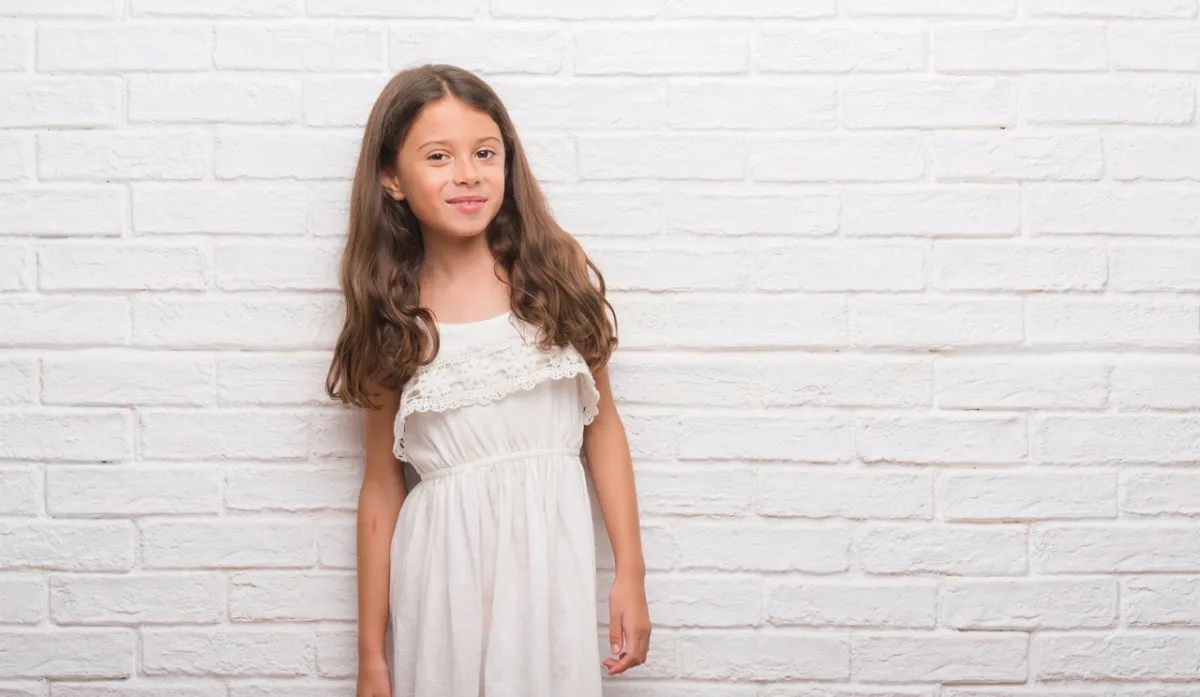 صورة لفتاة بفستان أبيض عملي