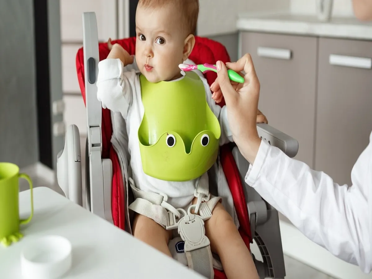 صورة لأم تطعم طفلها 