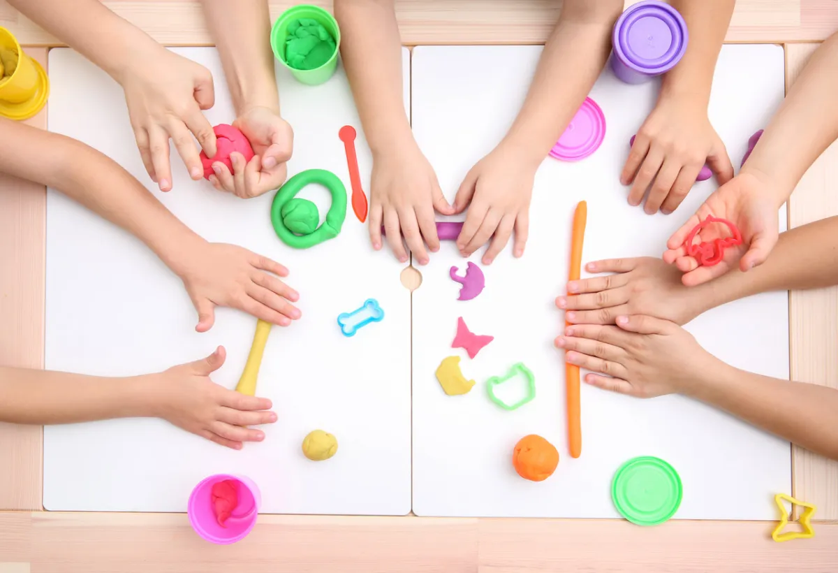 صورة لأطفال يلهون بالصلصال