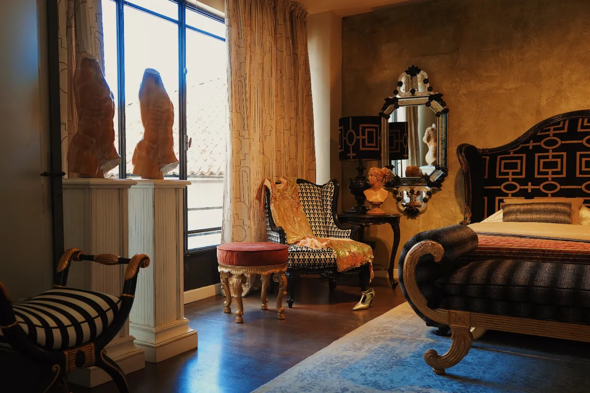 أسبوع ميلانو للتصميم يعيد كليوباترا وأنطونيو إلى الحياة