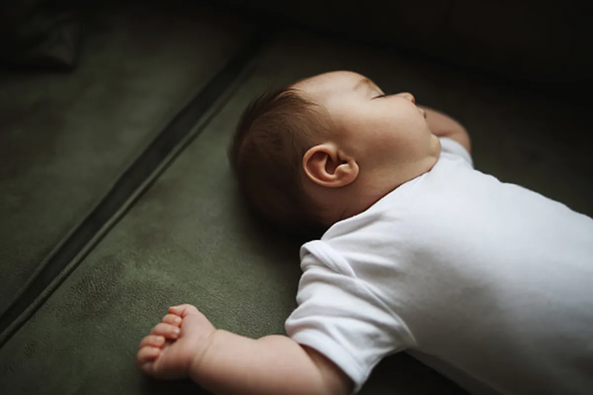 صورة لرضيع نائم على ظهره