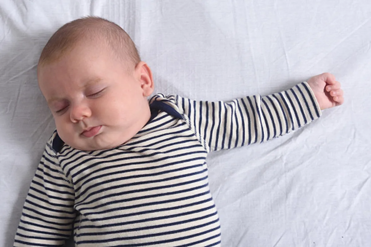 صورة لطفل رضيع يستمتع بنومه