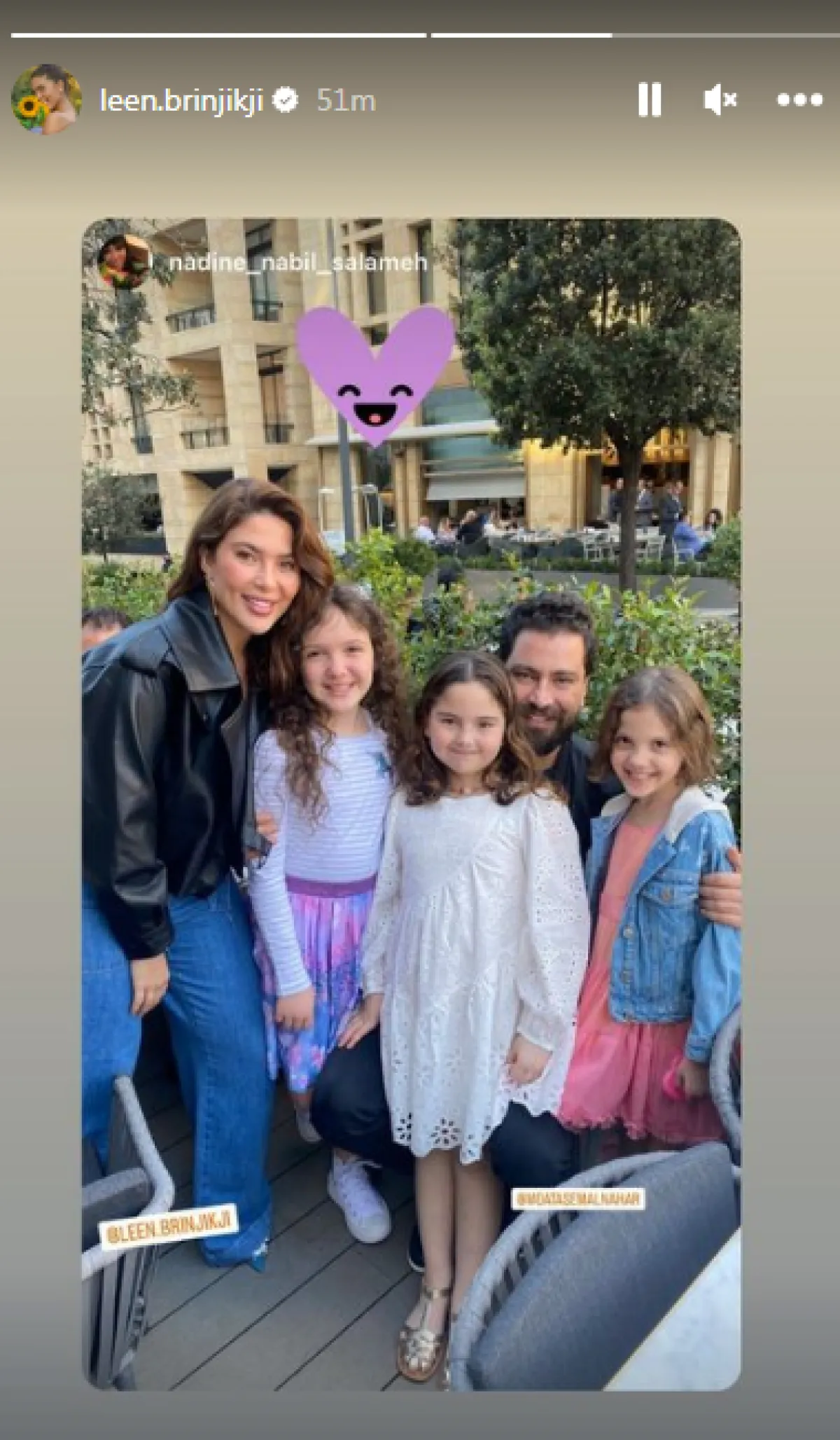 معتصم النهار وزوجته لين برنجكجي وابنتهما ساندرا وفتاتان أخريين- الصورة من ستوري الحساب الخاص لـ لين برنجكجي على إنستغرام