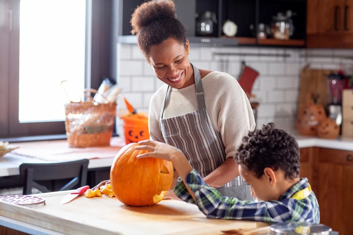 صورة لطفل يشارك أمه بالمطبخ