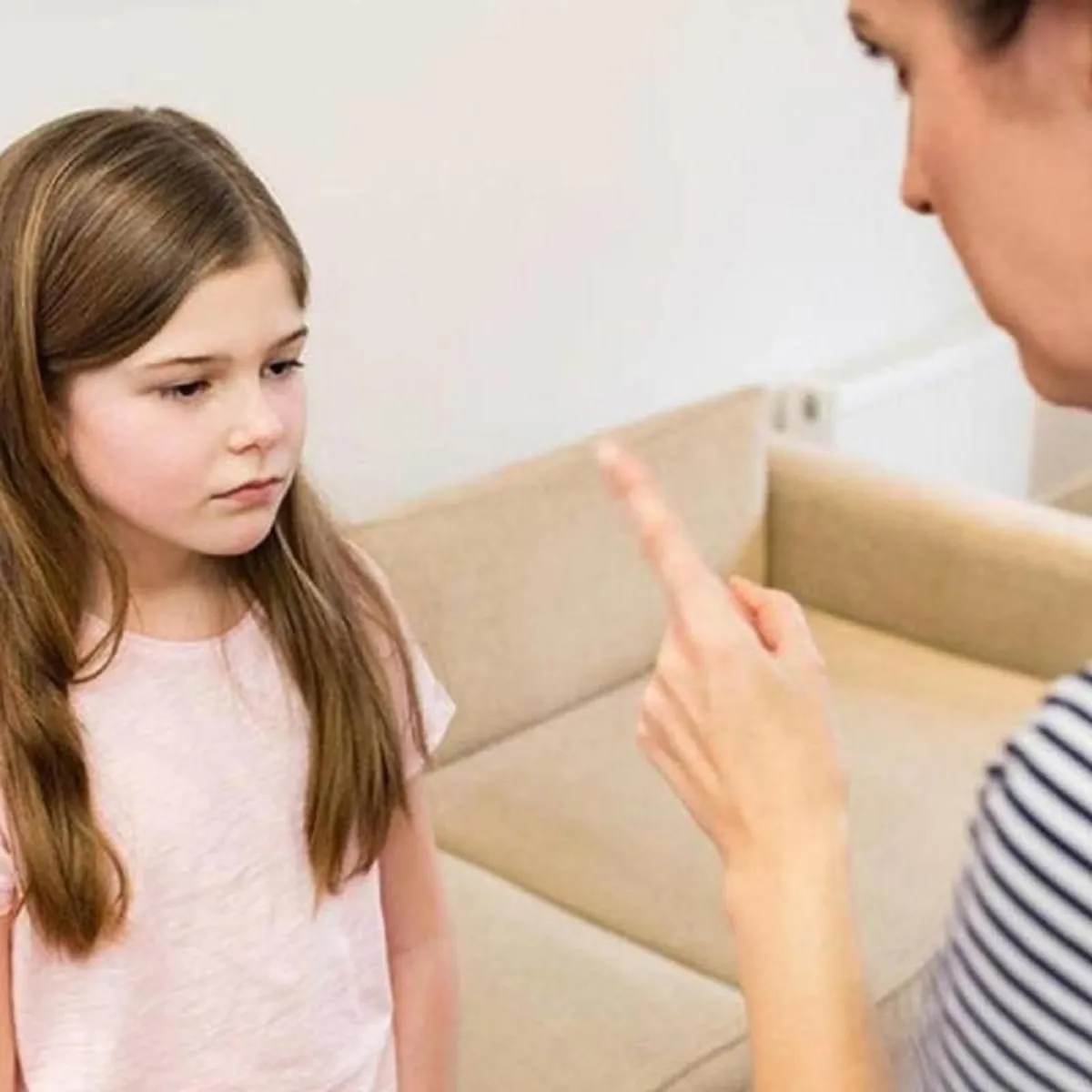 صورة لأم تأمر وتلقن طفلتها التعاليم