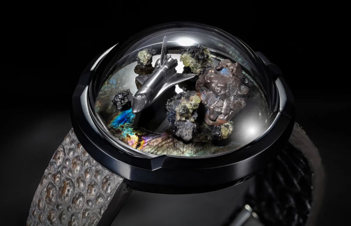 ساعة من علامة Qannati