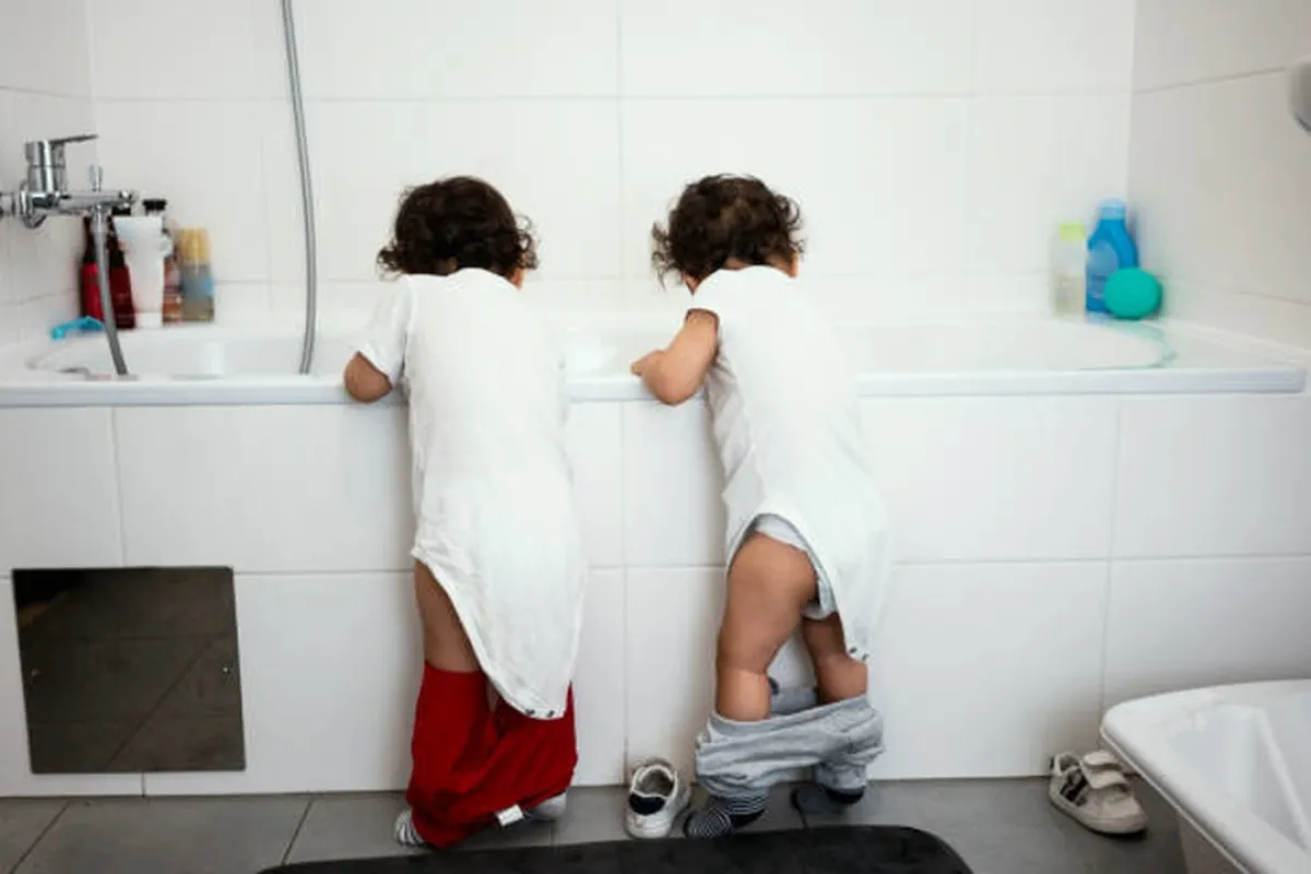 صورة لتوأم في الحمام
