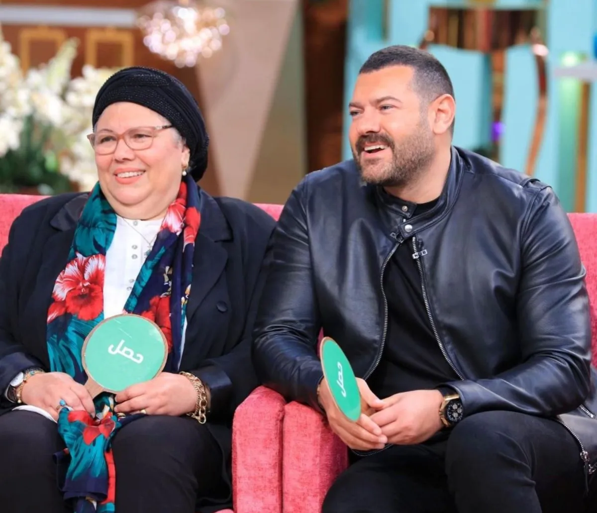 عمرو يوسف برفقة والدته - الصورة من صفحته الرسمية على الفيس بوك