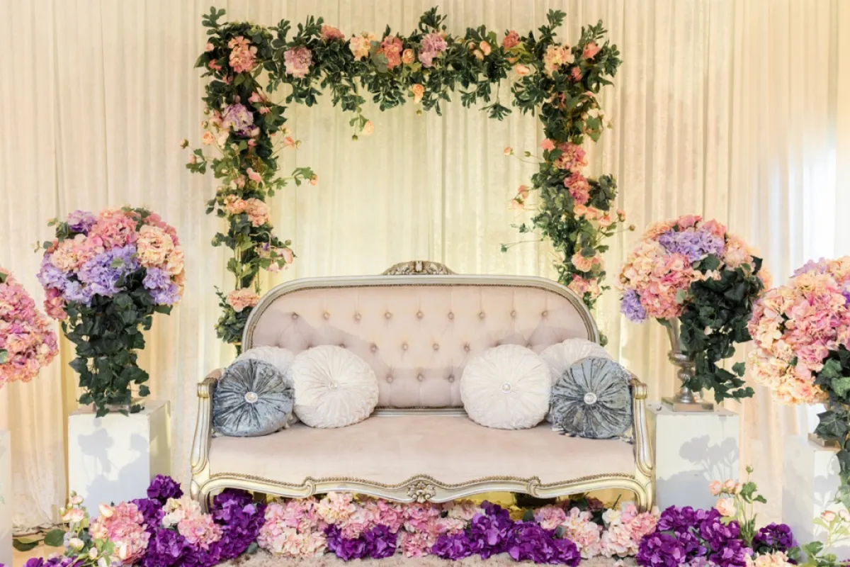 تصميم كوشة العروسين ينسجم مع جو الربيع