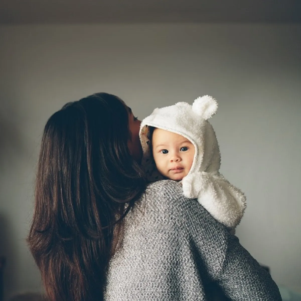 صورة لأم والرضيع سعيد