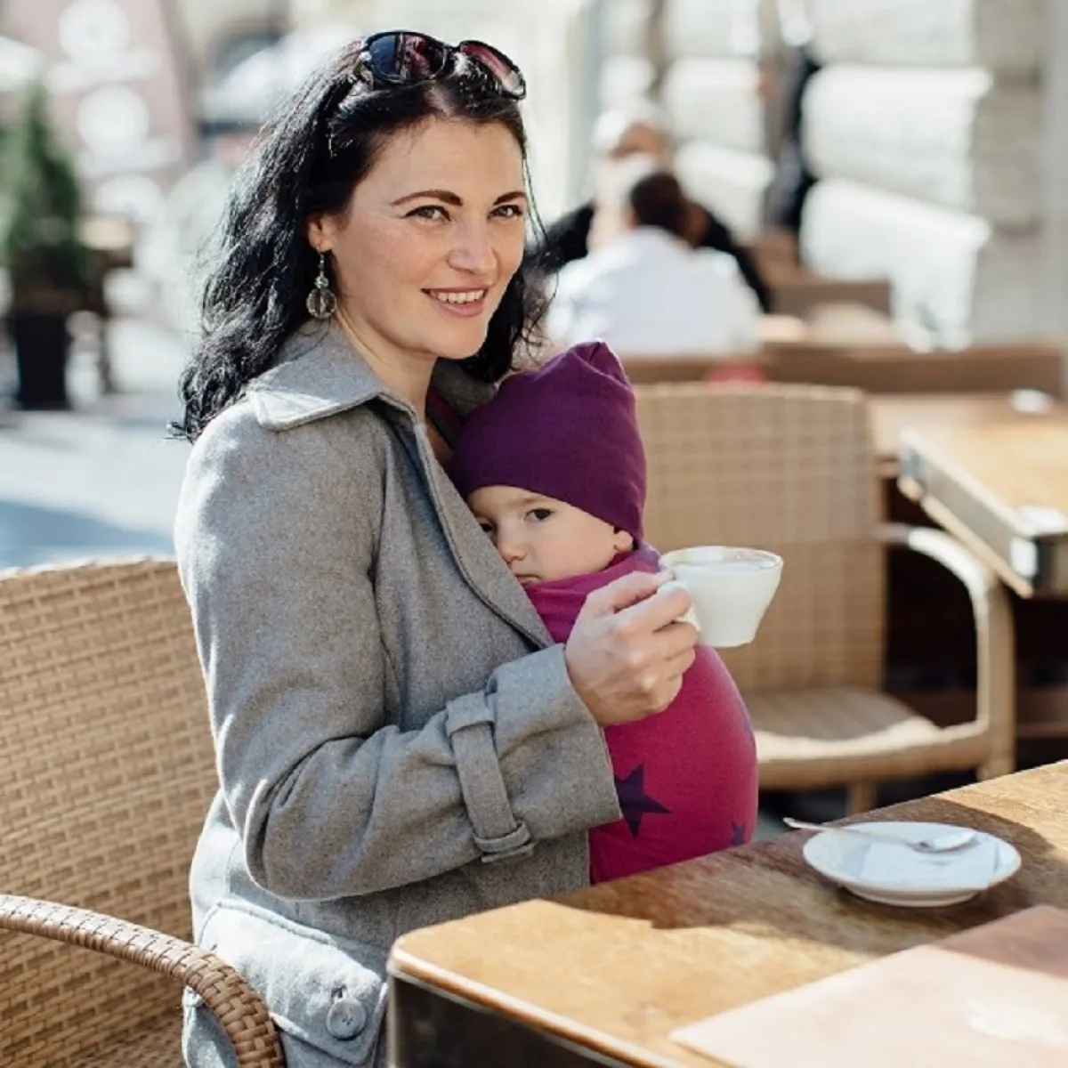 صورة لطفل تحمله أمه