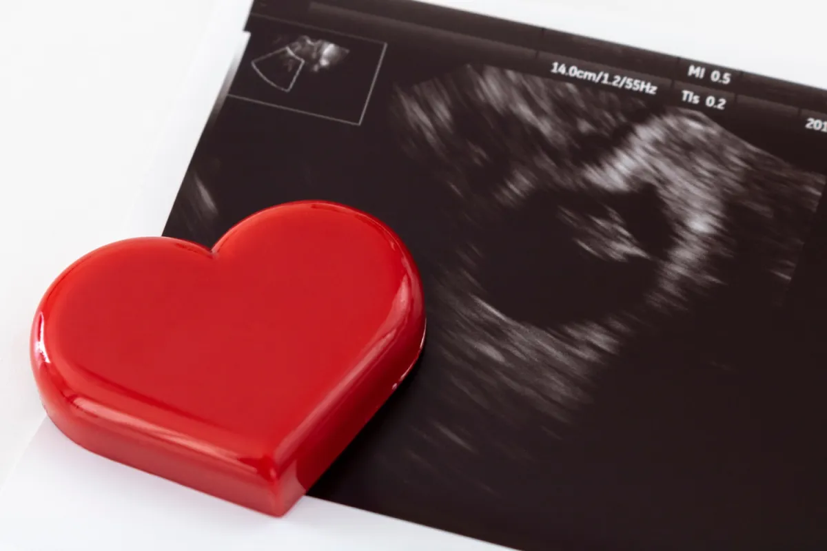 صورة تعبر عن حب الأم لجنينها