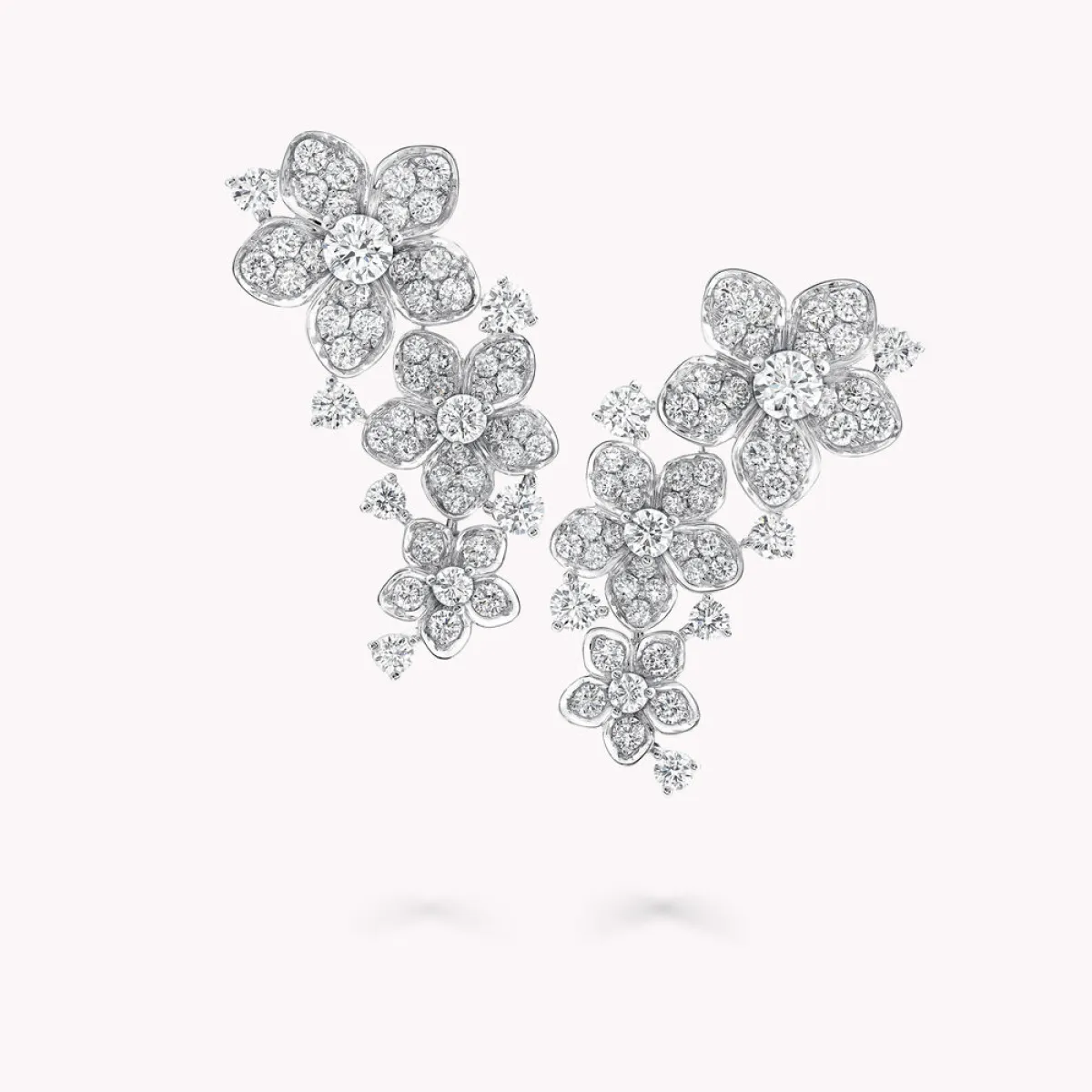 أقراط Wild Flower Diamond من ماركة Graff