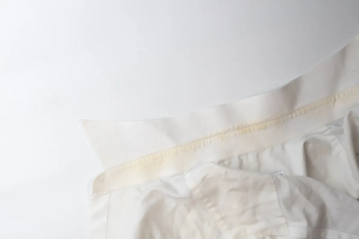 ياقة القميص مبقعة ببقع التعرق