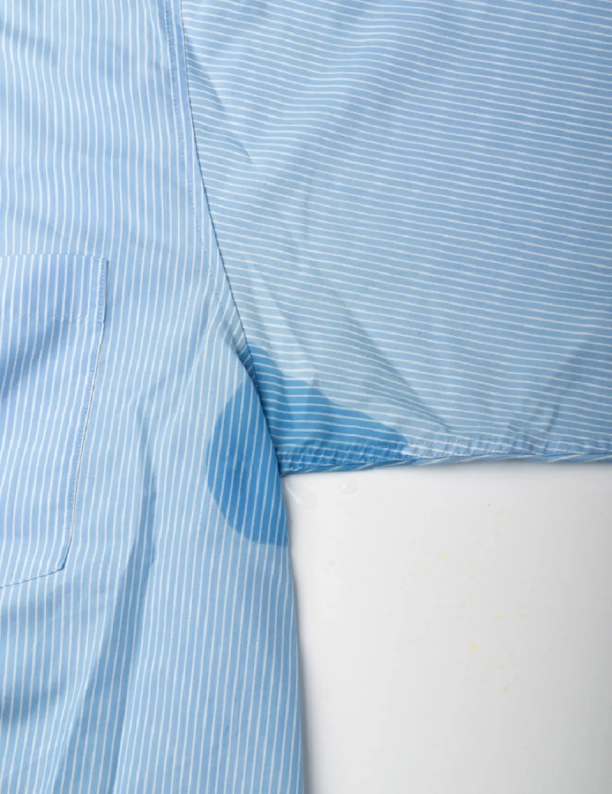 بقع التعرق على القميص فاتح اللون