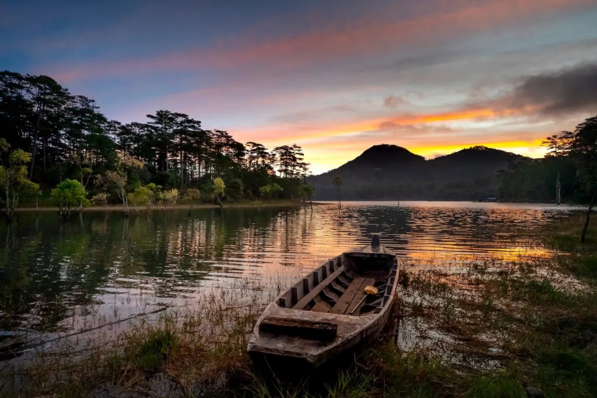 قصة زورق عمره ألف عام.. عُثر عليه في بحيرة أميركية