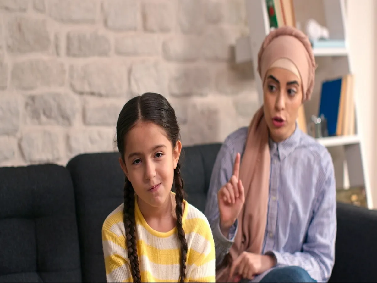 صورة لأم تتحدث مع طفلتها