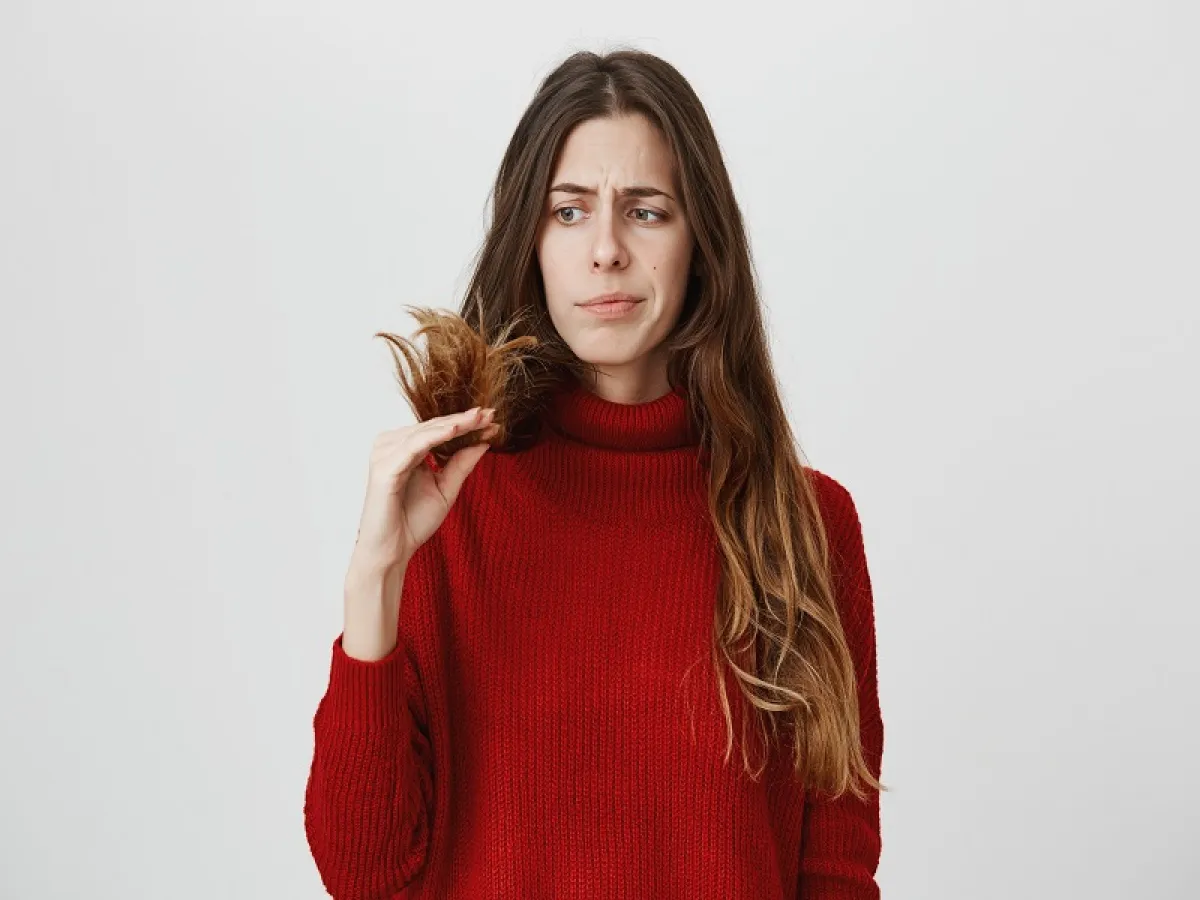 فتاة تعاني من ترقق وتساقط الشعر نتيجة نقص البروتين في الجسم (المصدر: Freepik)