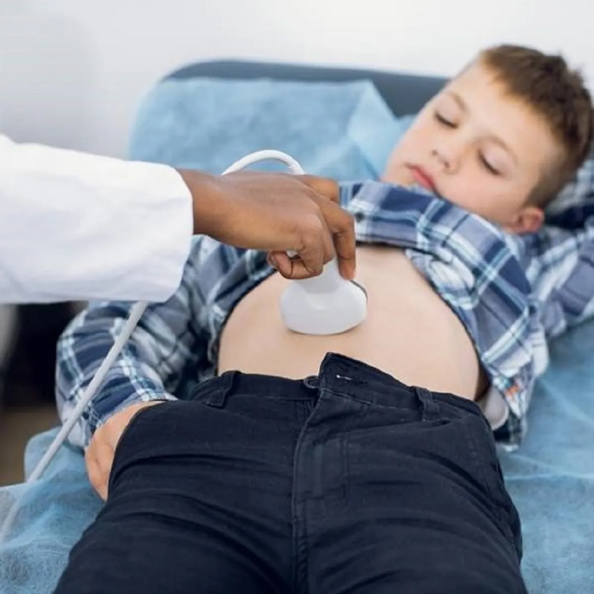 صورة لطبيب يكشف على الطفل