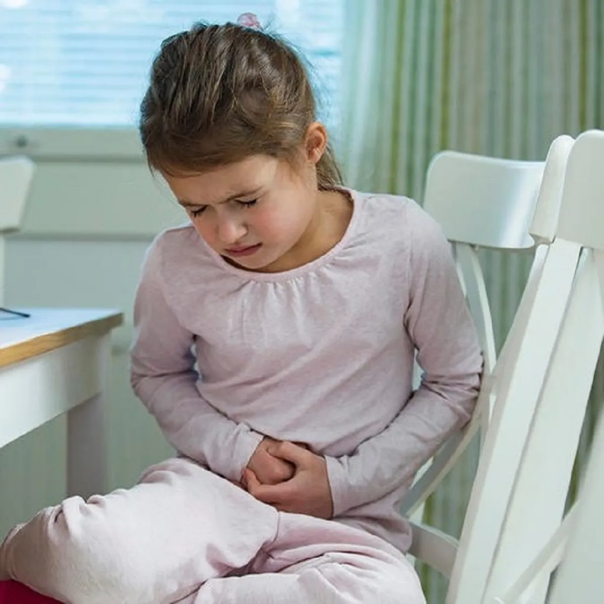 صورة لطفلة تتوجع