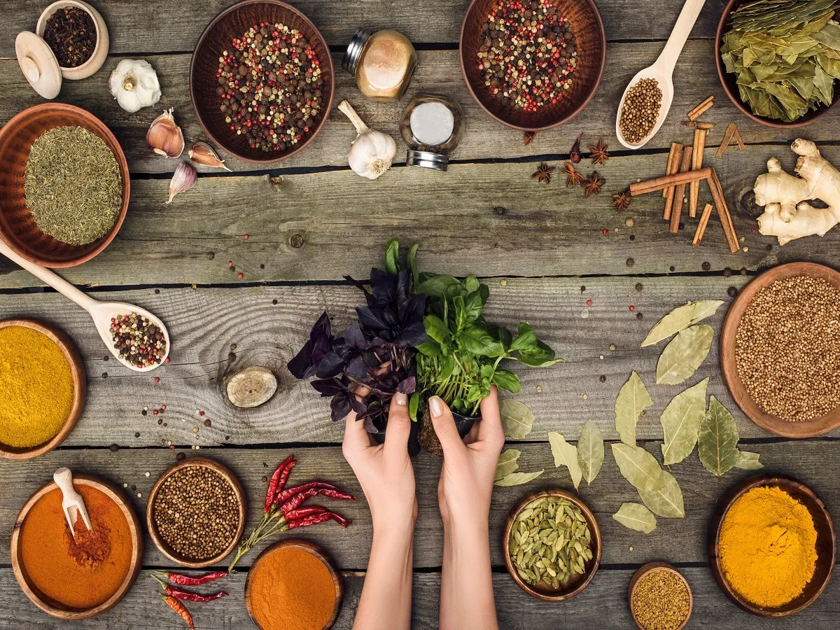 صورة لمجموعة من التوابل المختلفة