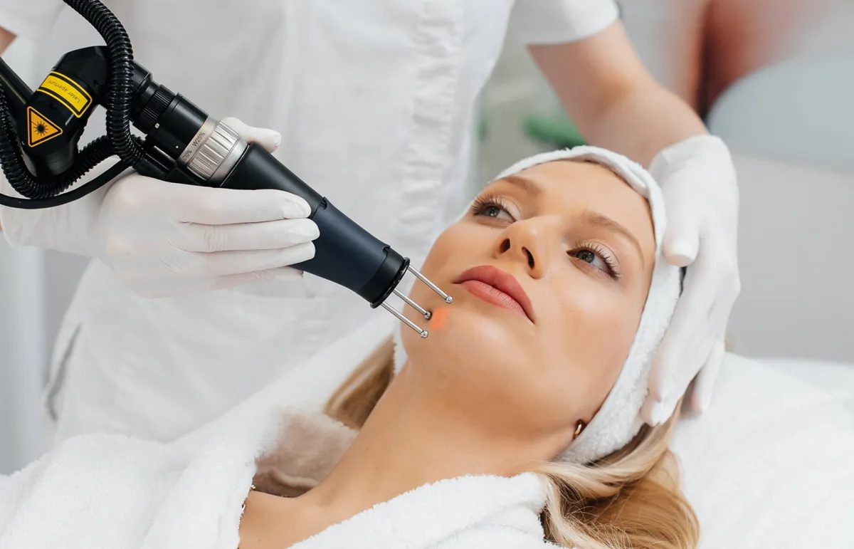 دمج العلاجات التجميلية لنحت الوجه وشد البشرة