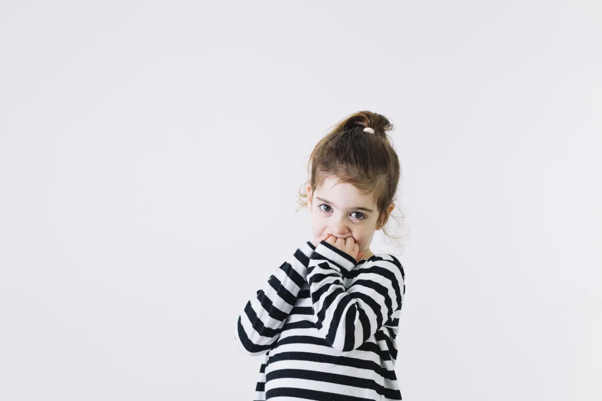 صورة طفلة خجولة