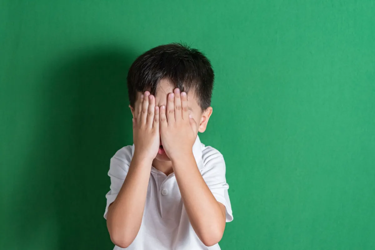 صورة طفل خجول