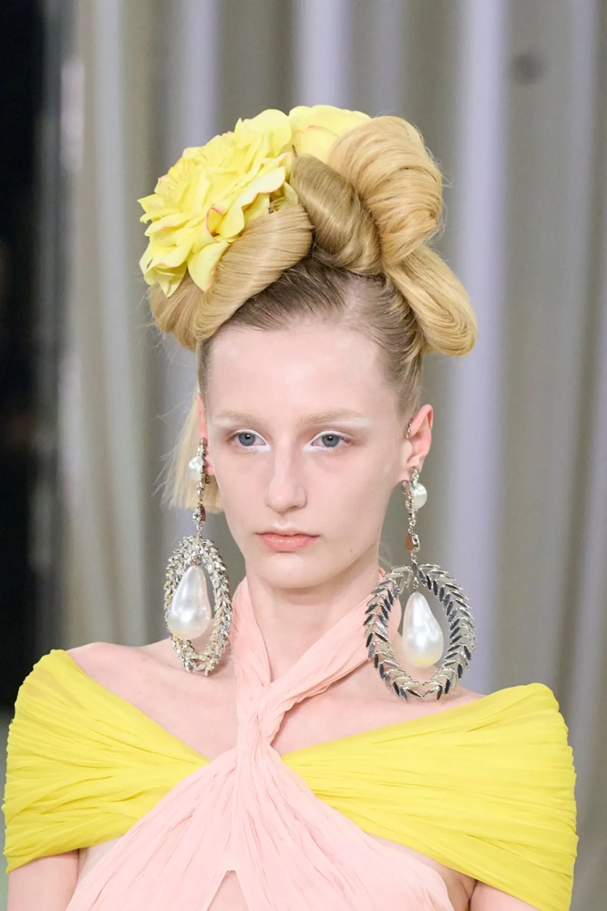 إكسسوارات شعر للمناسبات من جياماتيستا فالي Giambattista Valli