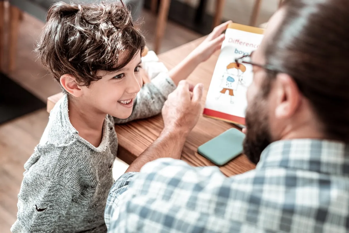 صورة لطفل ووالده