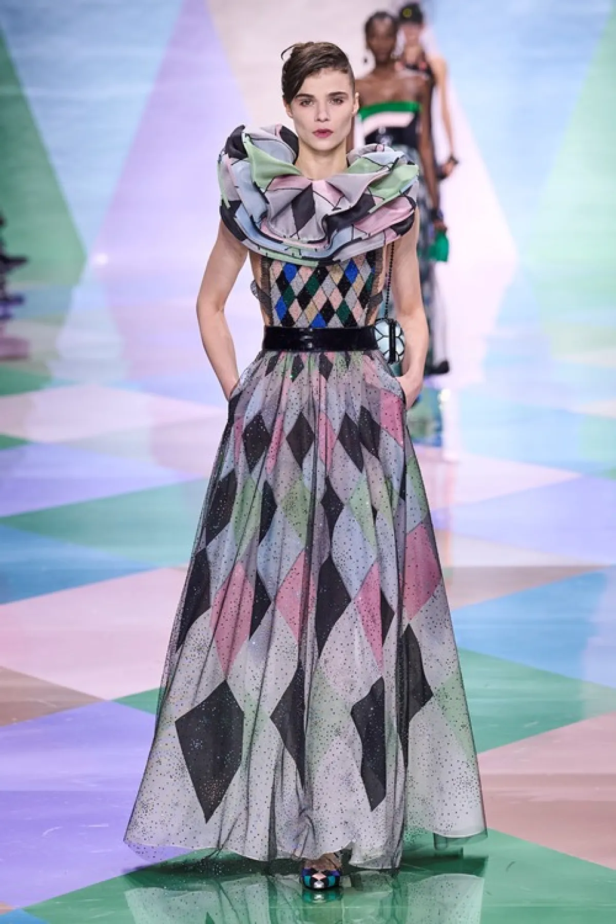 فستان سهرة لجسم الساعة الرملية من جيورجيو أرماني Giorgio Armani