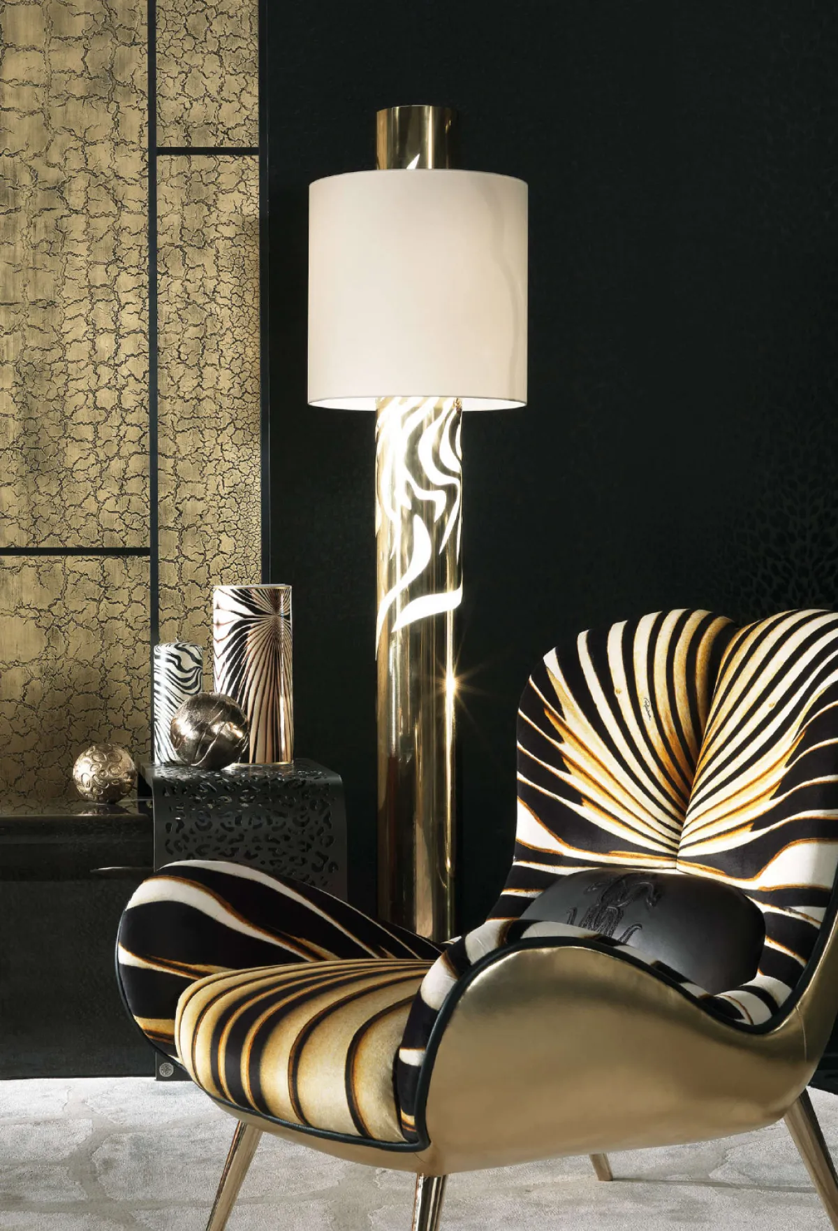 كرسي ومصابيح بخطوط الحمار الوحشي 