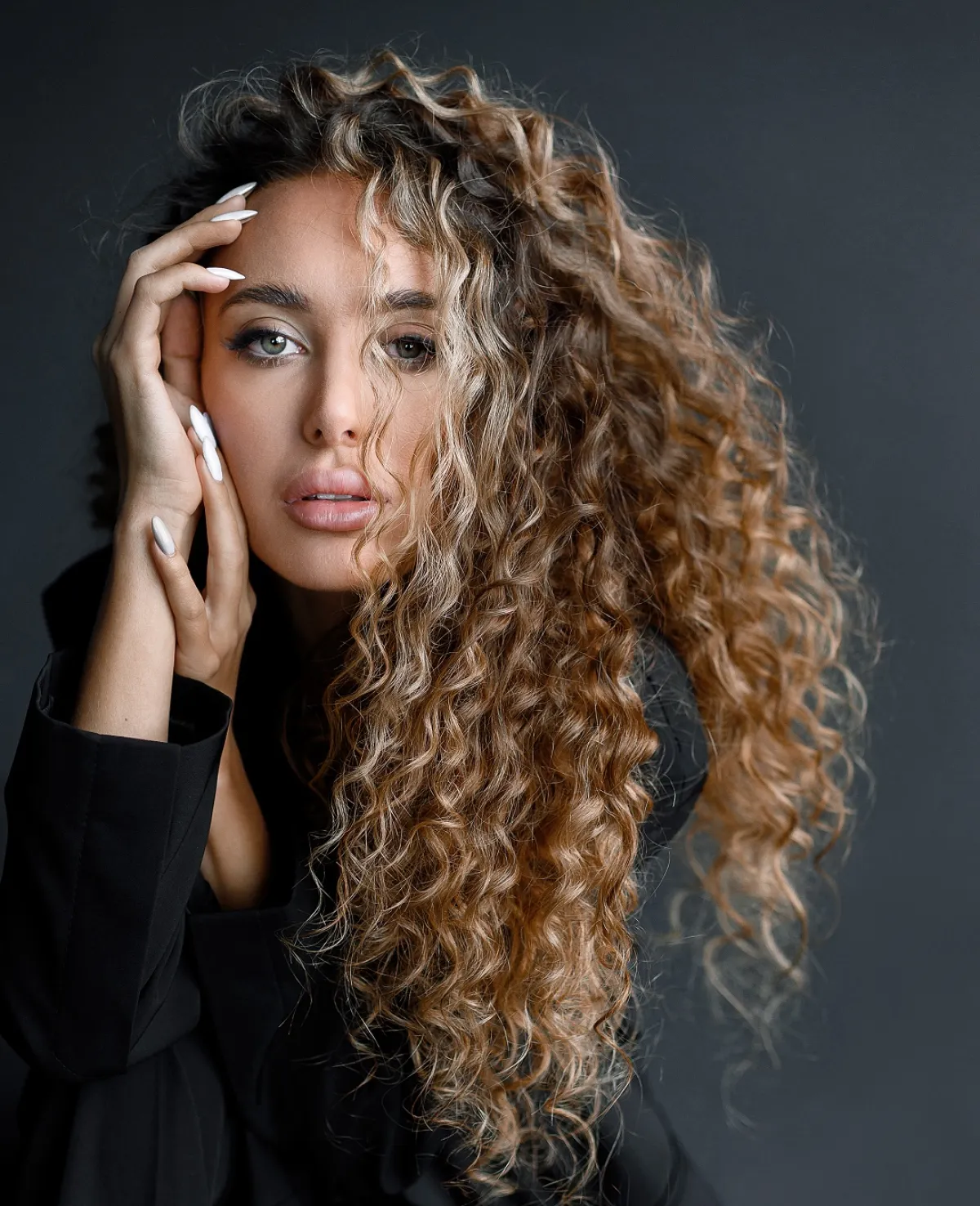 ترطيب الشعر المجعد