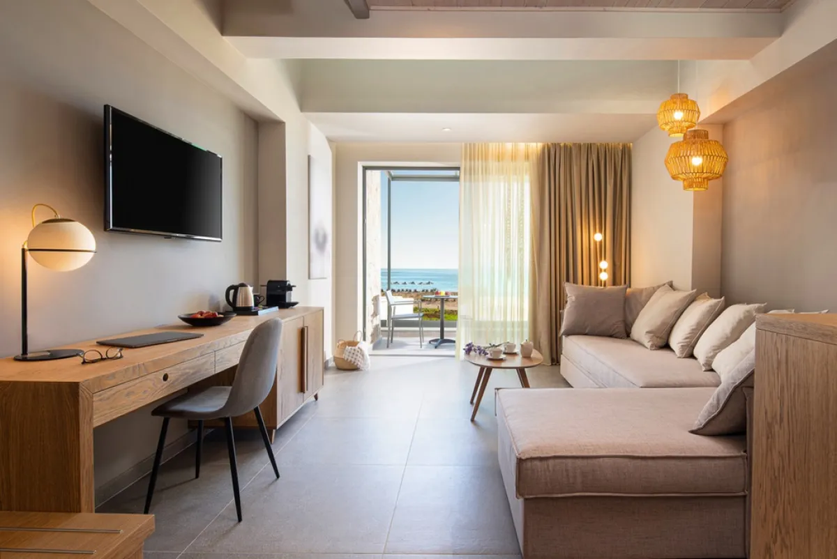 تفصيل الستائر من نسيج خفيف (الفوال، مثلًا) للغرفة الصغيرة