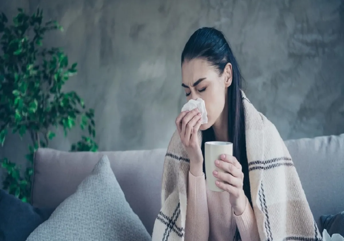 صورة لامرأة مصابة بالزكام