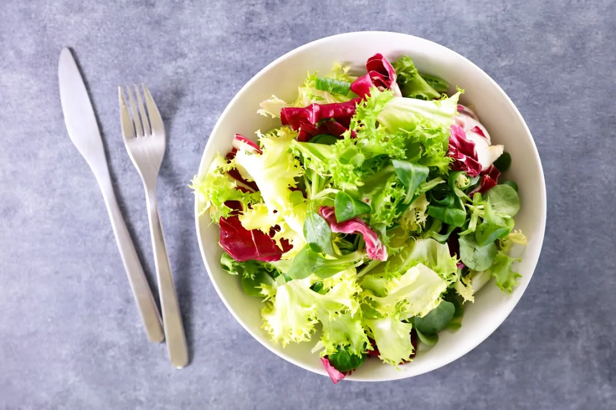 صورة لطبق يحتوي علي السلطة