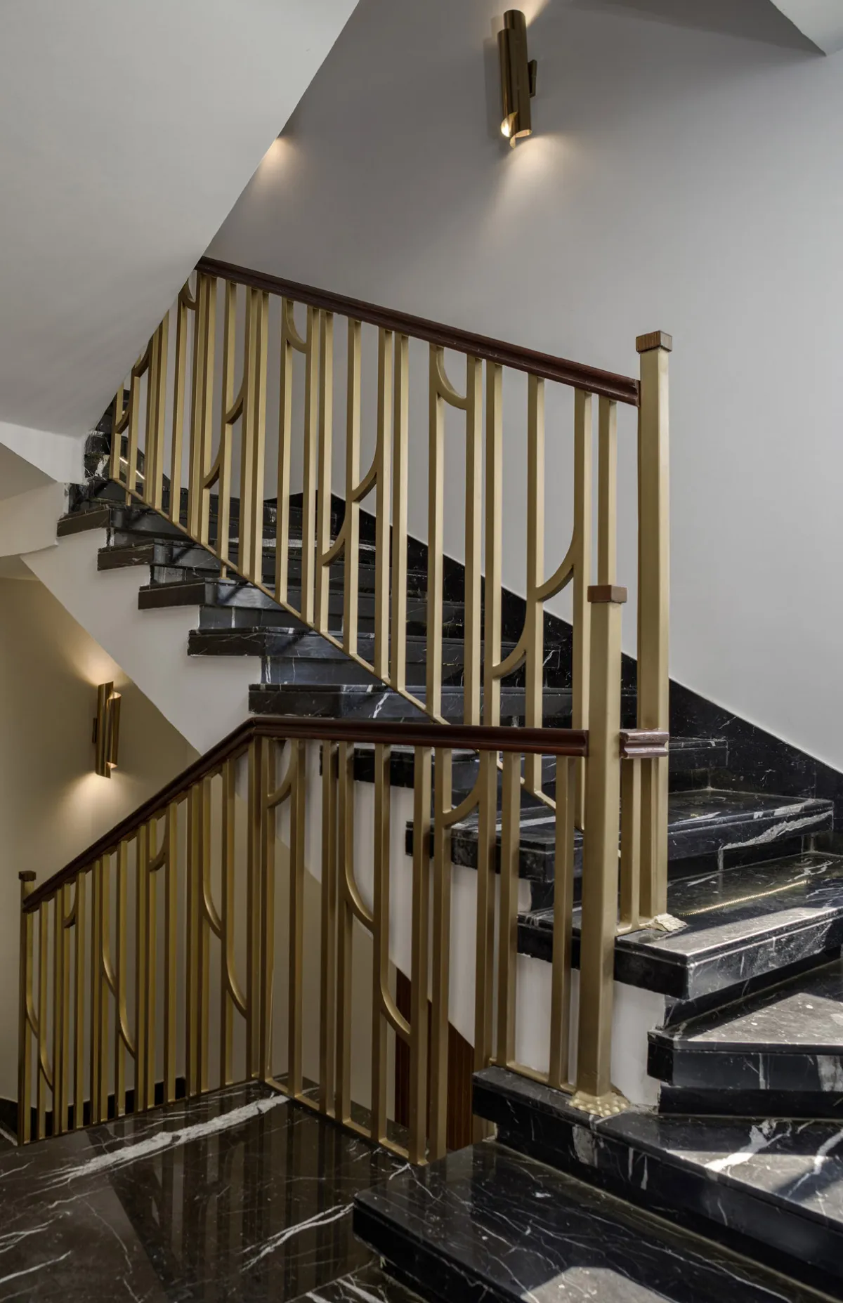 المعادن تُصمم السلالم (الصورة من AHMED SALEH DESIGNS) 