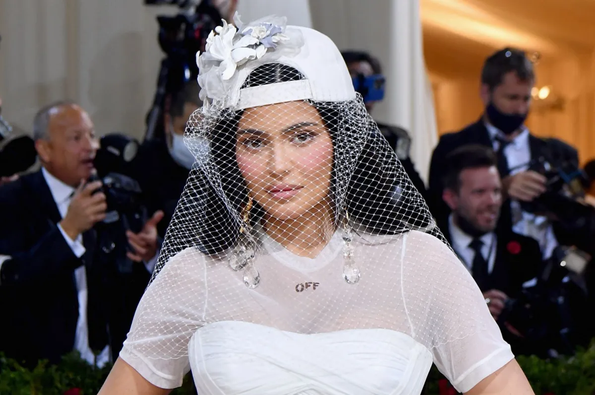 تسريحات وإكسسوارات شعر النجمات في حفل Met Gala 2022