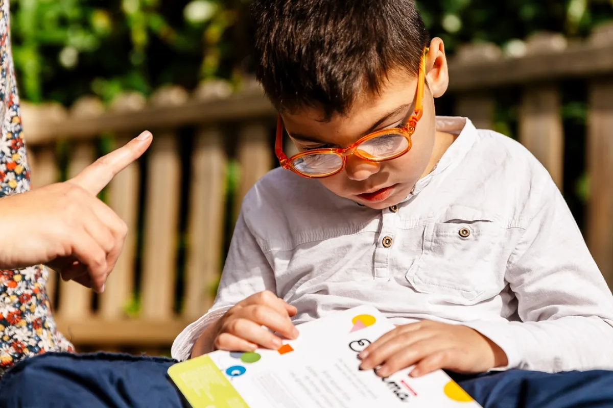 صورة لطفل وأم تهدد بالعقاب والرفض