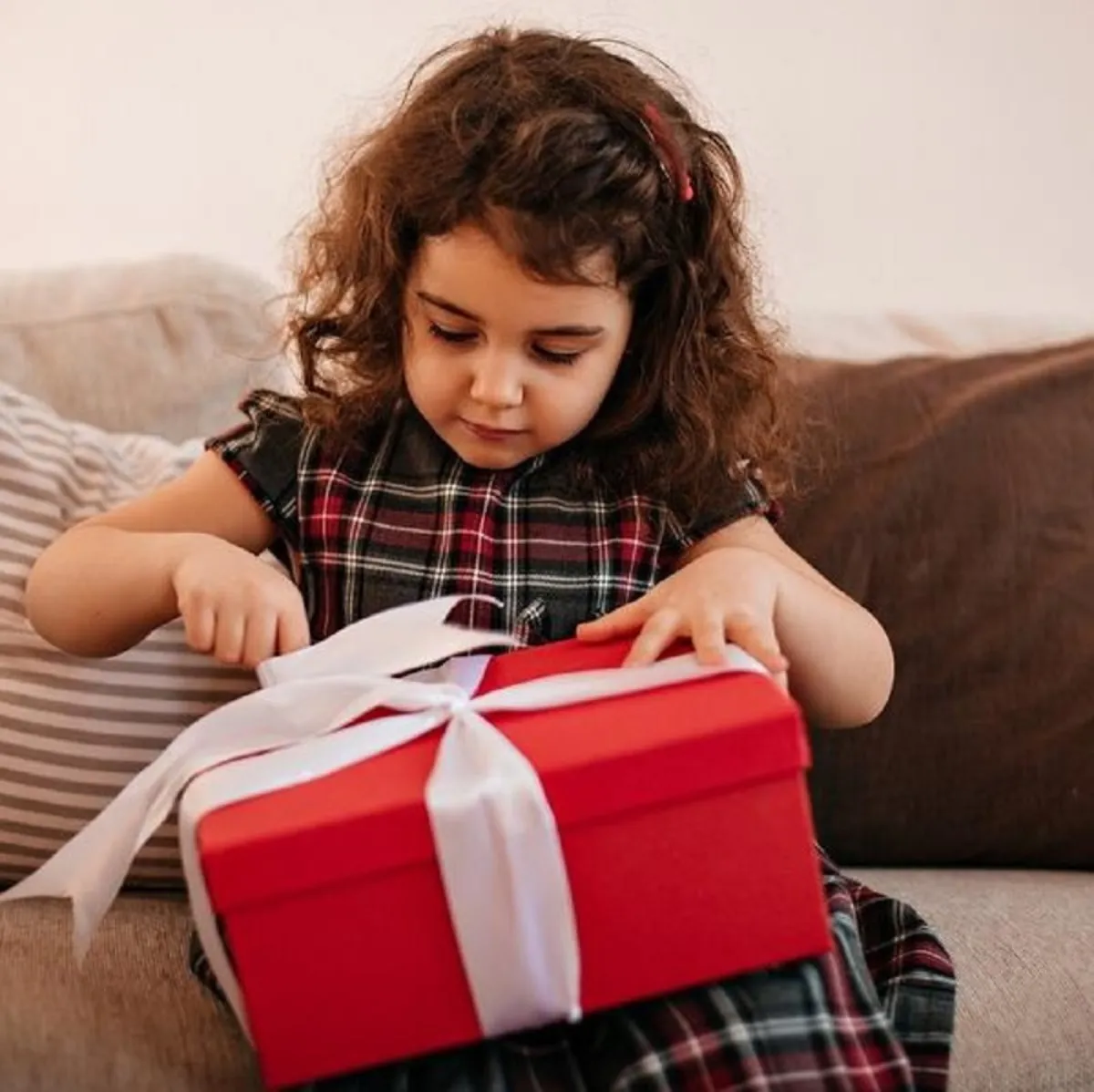 صورة لطفلة تأخذ هدية تستحقها