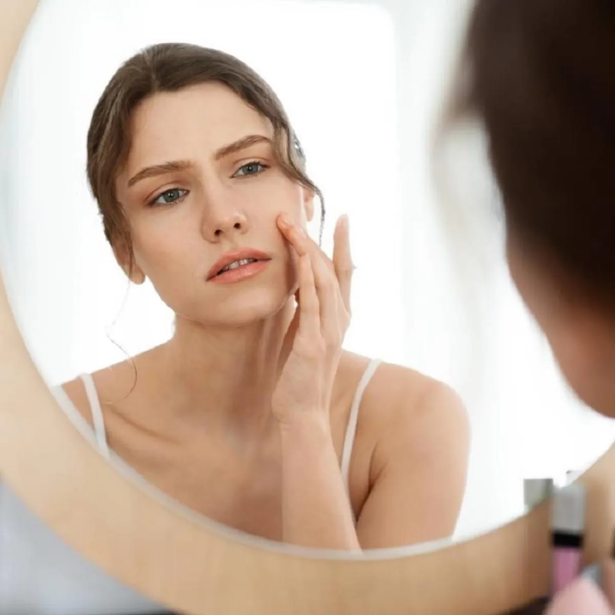 صورة لحامل أمام المرآة