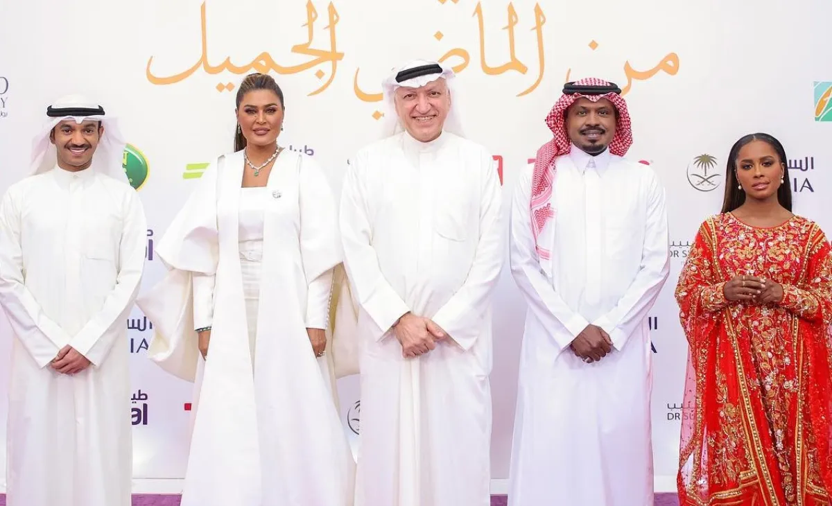 سالم الهندي يتوسط االفنانة وعد ومطرف المطرف وداليا مبارك وراشد الفارس- الصورة من حساب روتانا لايف على الانستغرام