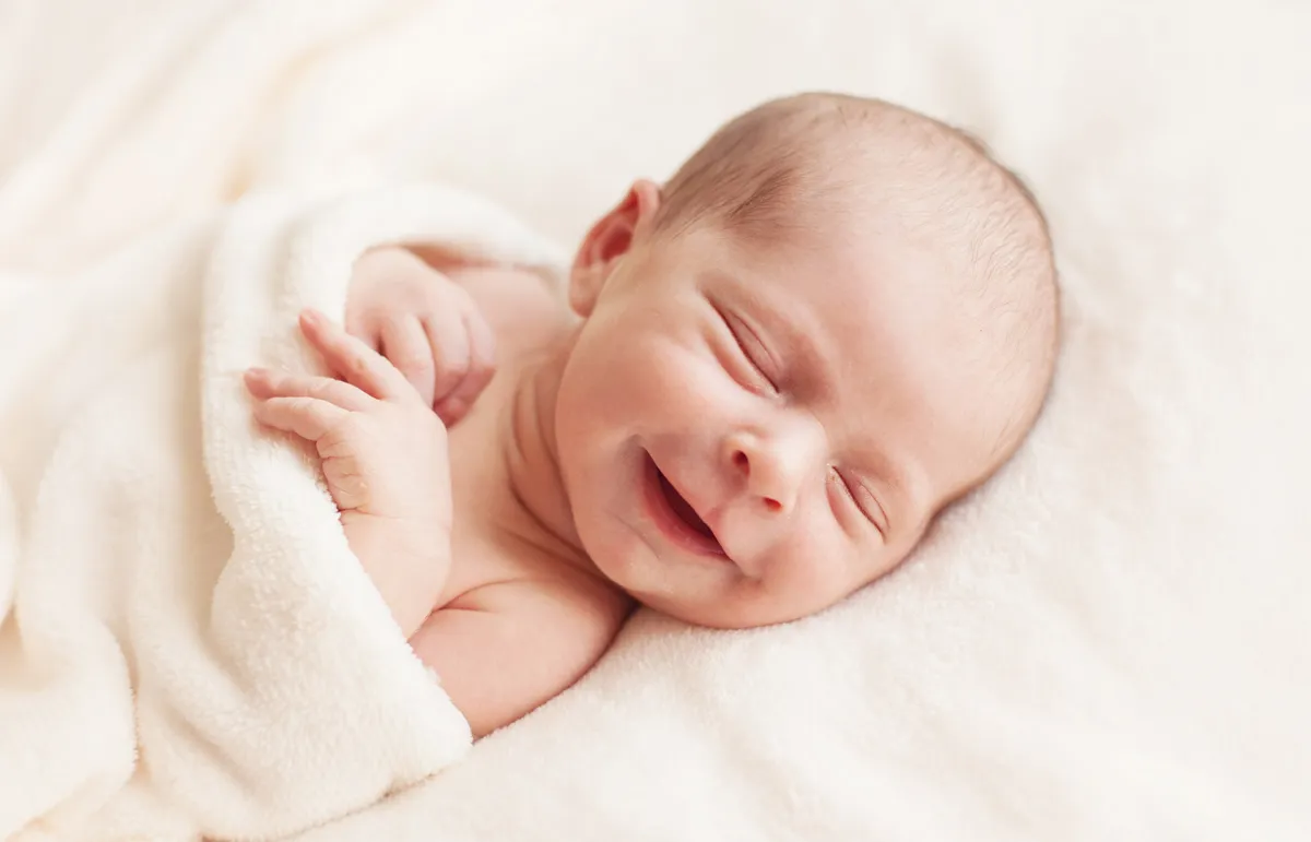 لماذا يبتسم الرضيع في أثناء النوم؟