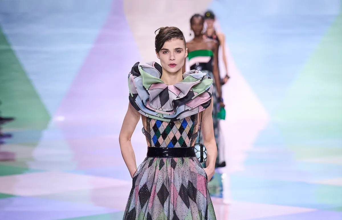 فستان سهرة لجسم الساعة الرملية من جيورجيو أرماني Giorgio Armani