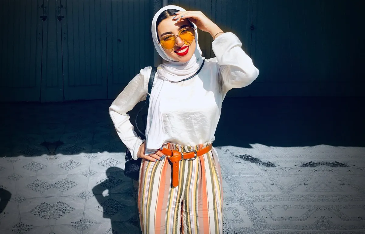 تنسيق بنطلون مخطط للمحجبات - الصورة من حساب هدير عاطف على الانستغرام