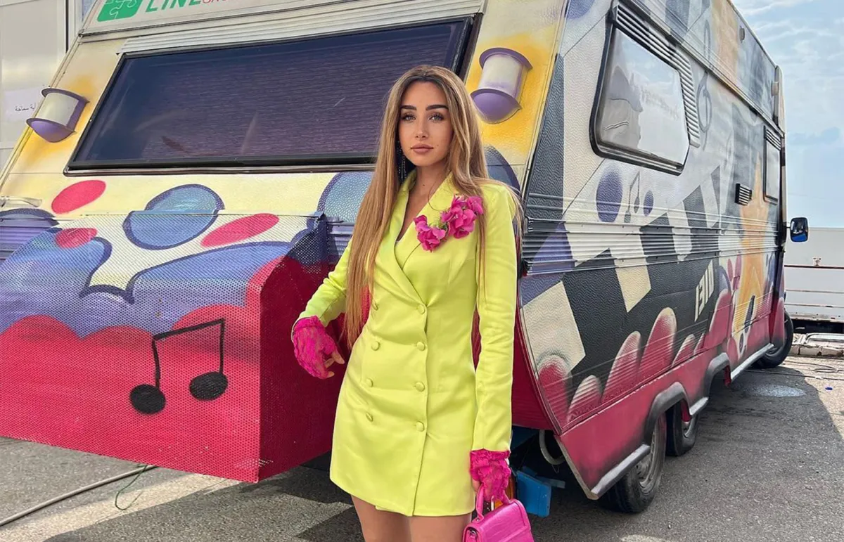 هنا الزاهد بفستان قصير باللون الأصفر - الصورة من حسابها على إنستغرام 